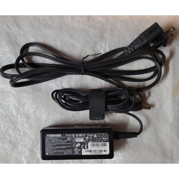 Toshiba 19V 2.37A 45W AC Adapter PA3822U-1ACA - Picture 1 of 7